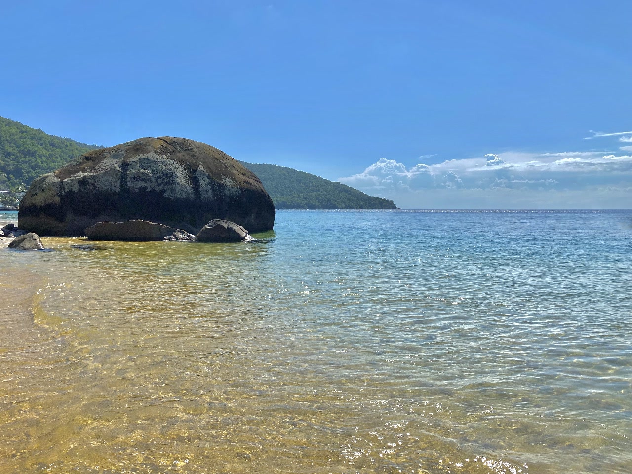Lancha navegando em mar aberto